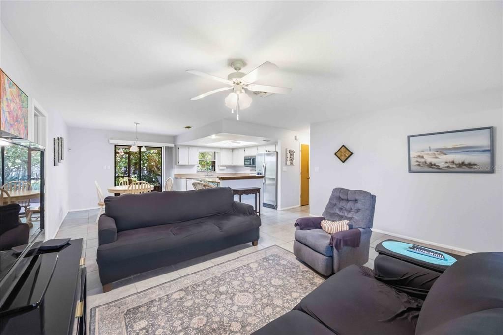 На продажу: $245,000 (2 спален, 2 ванн, 1190 Квадратных фут)