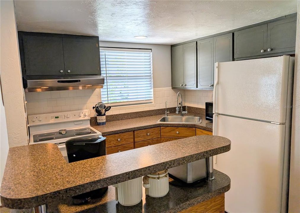 For Sale: $69,900 (1 beds, 1 baths, 576 Square Feet)