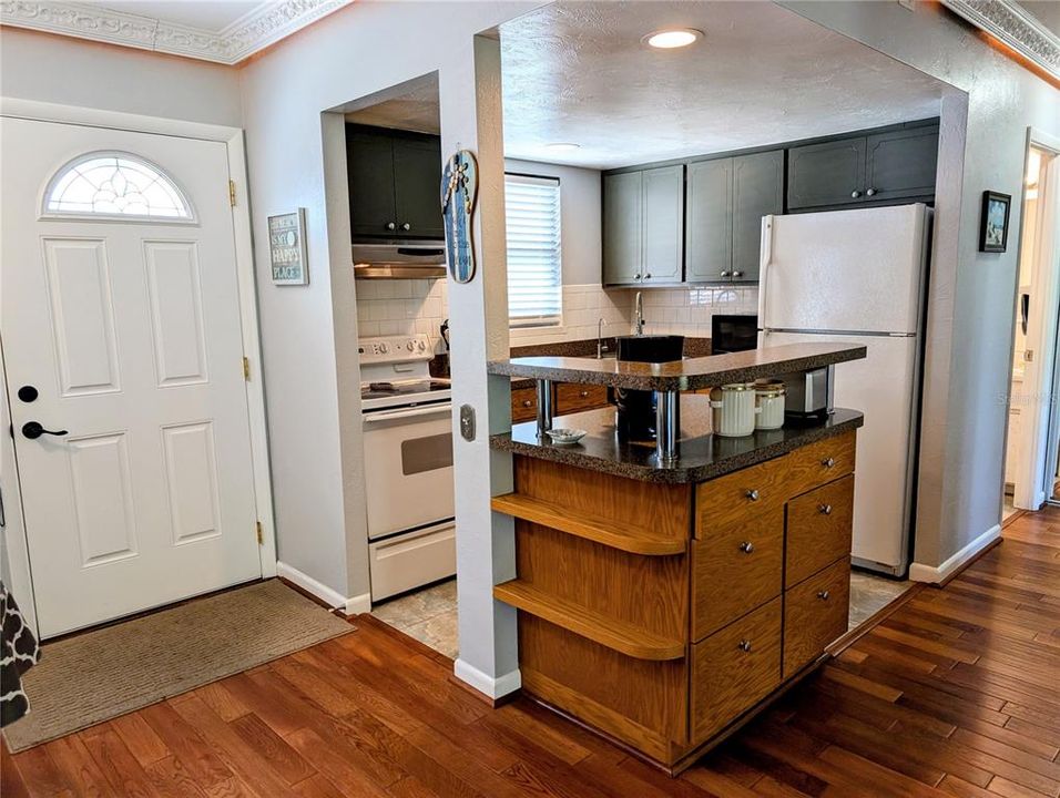 For Sale: $69,900 (1 beds, 1 baths, 576 Square Feet)