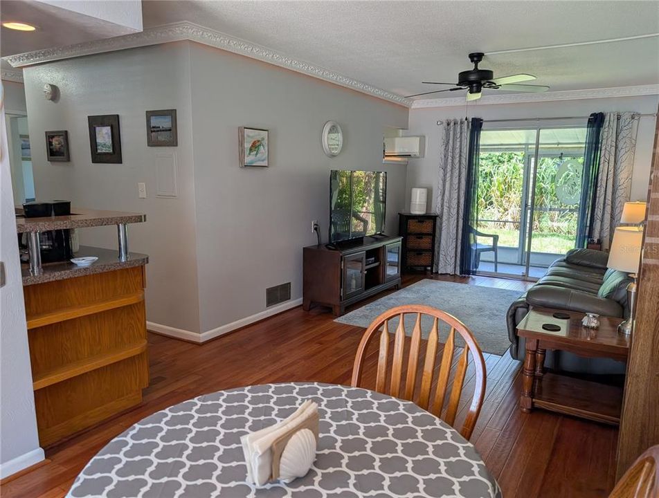 For Sale: $69,900 (1 beds, 1 baths, 576 Square Feet)