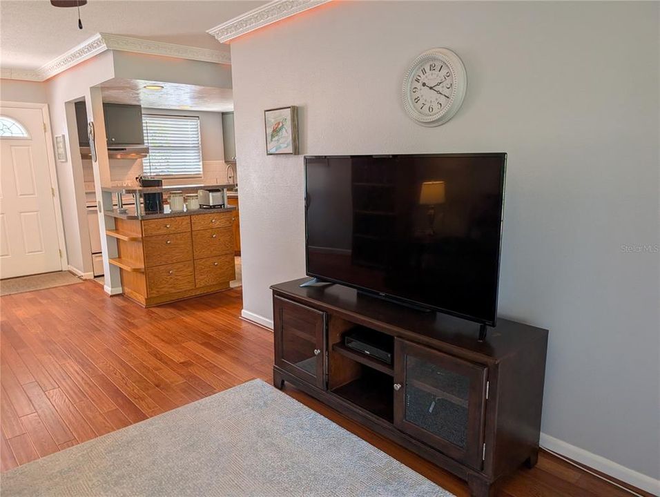 For Sale: $69,900 (1 beds, 1 baths, 576 Square Feet)