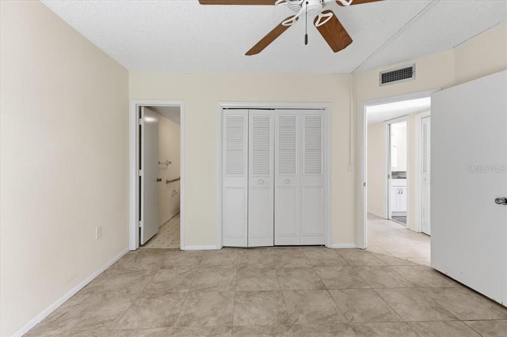 For Sale: $112,500 (2 beds, 2 baths, 921 Square Feet)