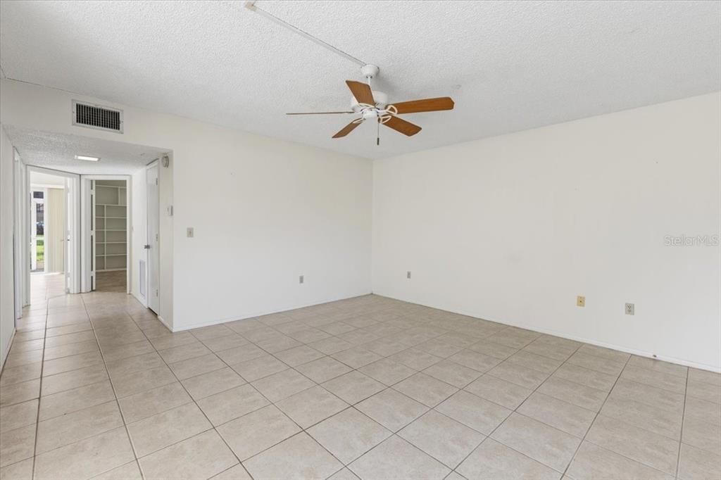 For Sale: $112,500 (2 beds, 2 baths, 921 Square Feet)