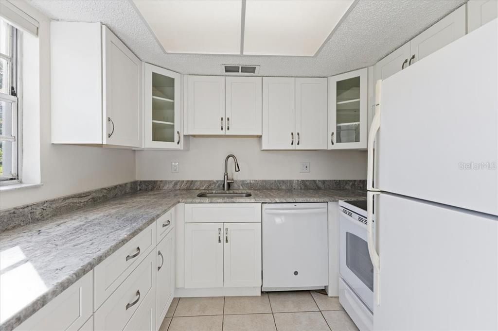 For Sale: $112,500 (2 beds, 2 baths, 921 Square Feet)