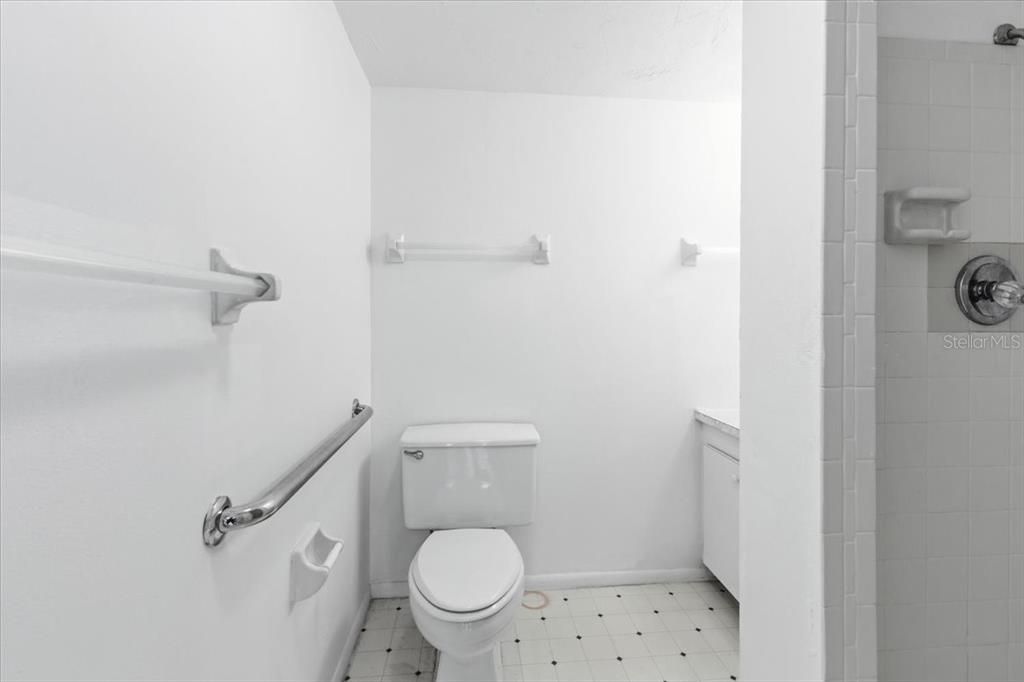 For Sale: $112,500 (2 beds, 2 baths, 921 Square Feet)