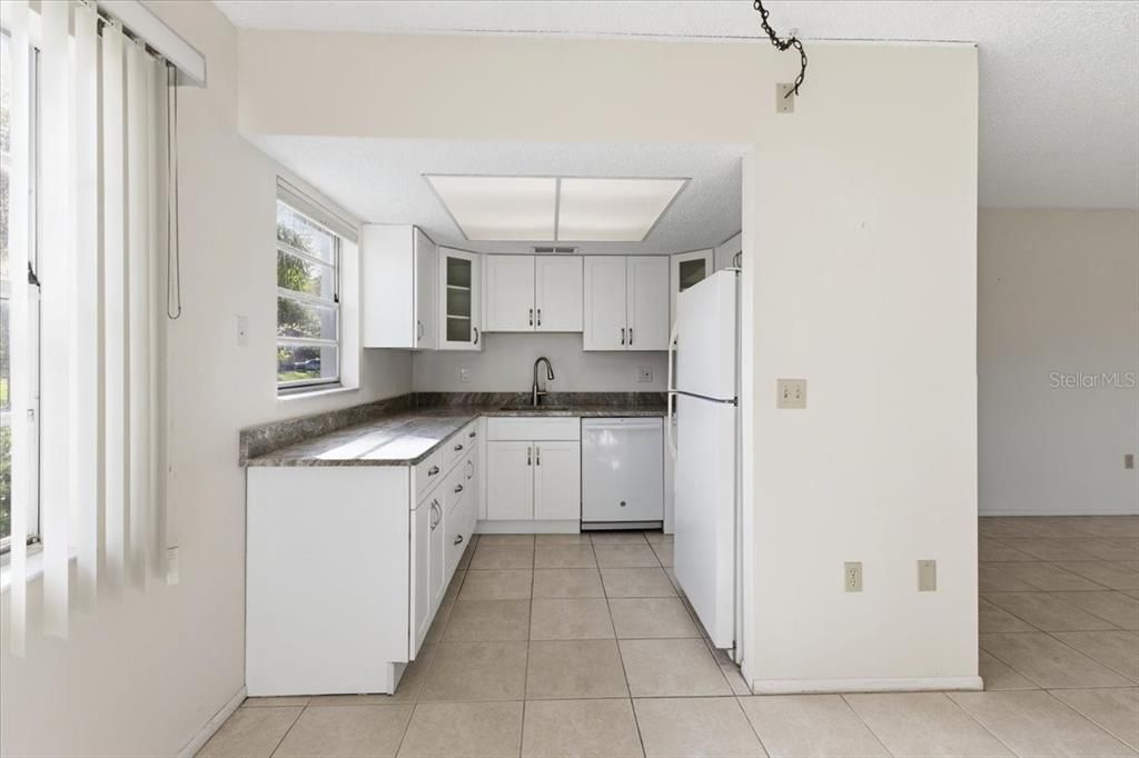 For Sale: $112,500 (2 beds, 2 baths, 921 Square Feet)
