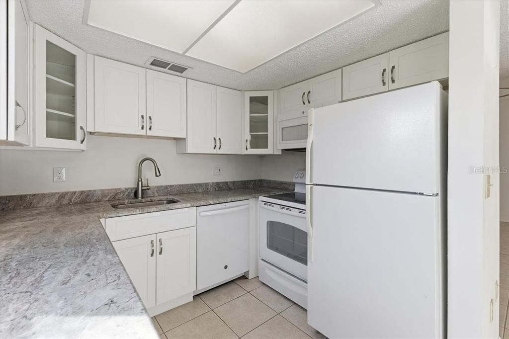 For Sale: $112,500 (2 beds, 2 baths, 921 Square Feet)