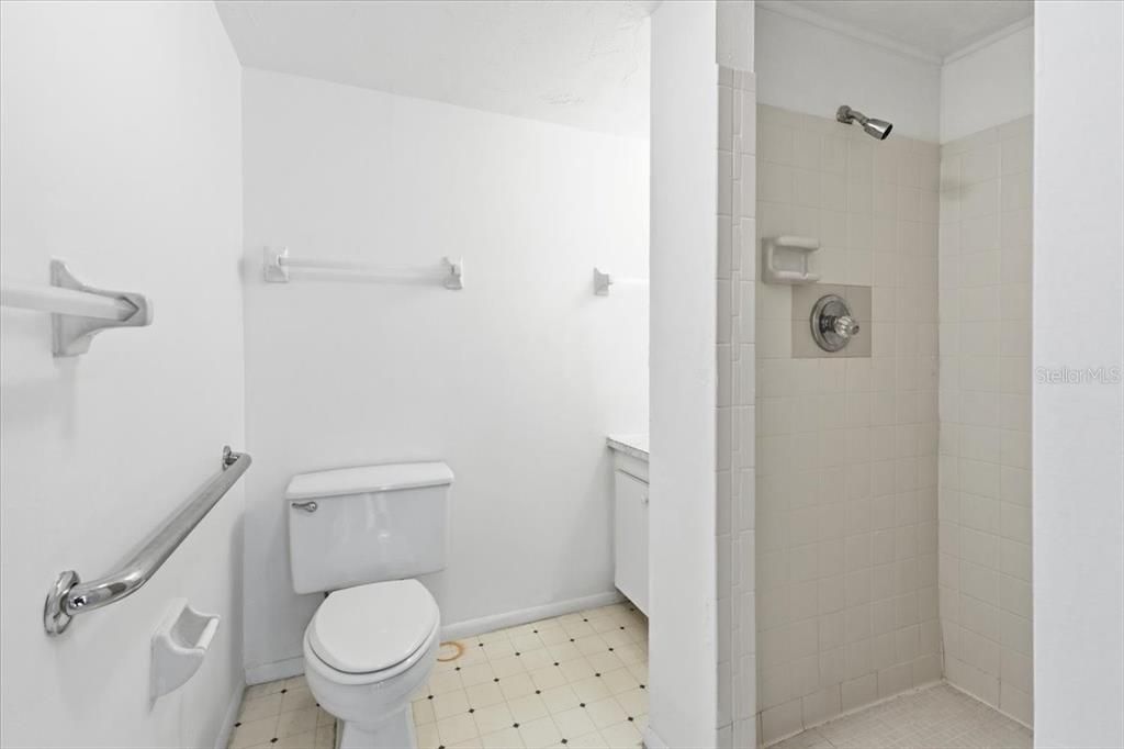 For Sale: $112,500 (2 beds, 2 baths, 921 Square Feet)