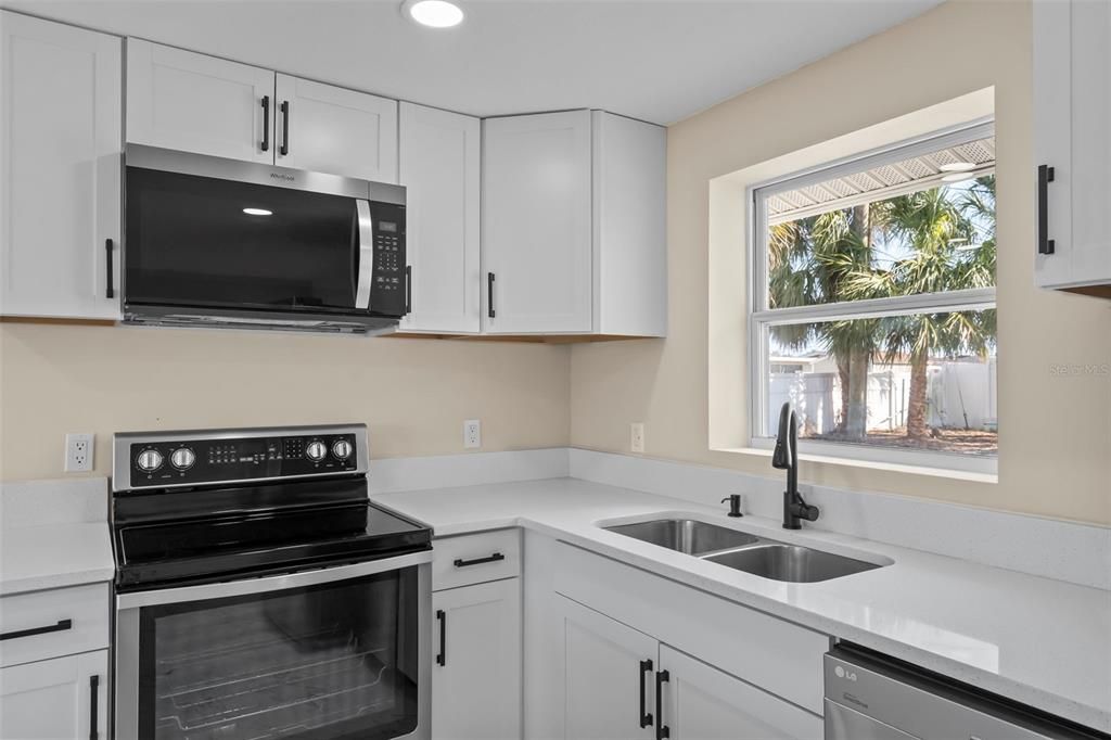 For Sale: $399,999 (4 beds, 3 baths, 1912 Square Feet)