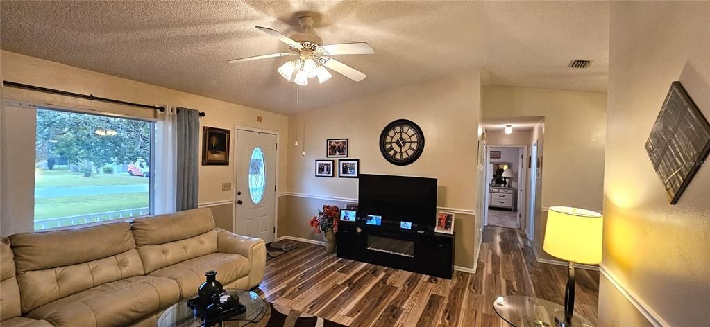 For Sale: $209,000 (2 beds, 2 baths, 1086 Square Feet)