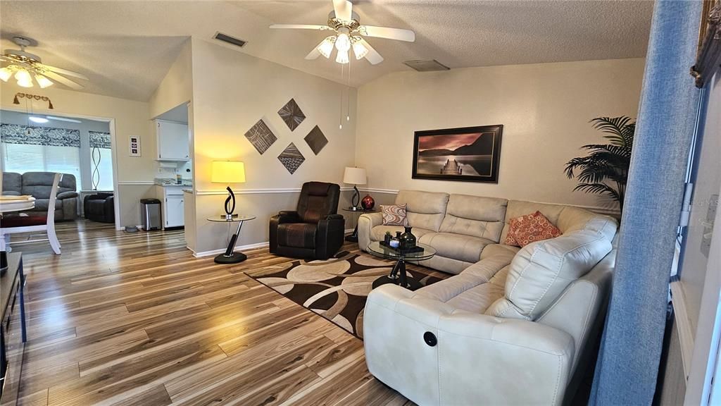 For Sale: $209,000 (2 beds, 2 baths, 1086 Square Feet)