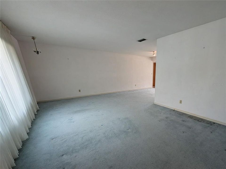 En Venta: $599,900 (3 camas, 2 baños, 2115 Pies cuadrados)