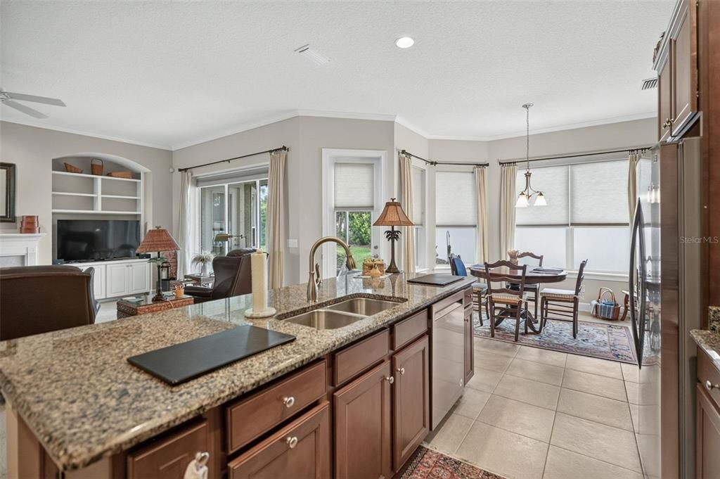 En Venta: $729,900 (4 camas, 4 baños, 2904 Pies cuadrados)