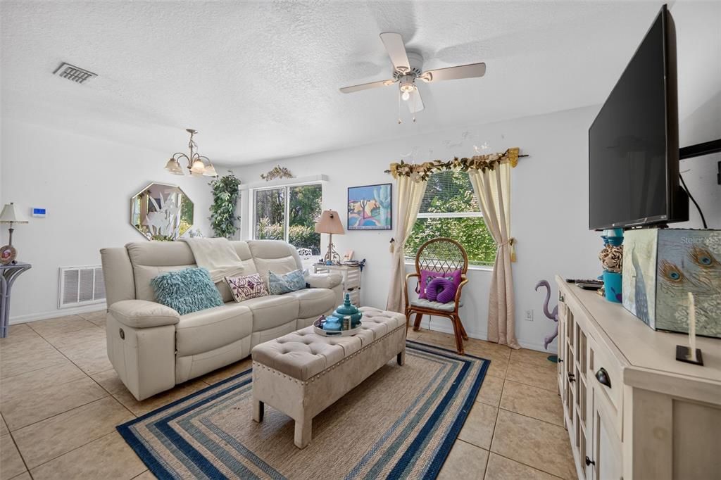 For Sale: $299,000 (3 beds, 1 baths, 1112 Square Feet)