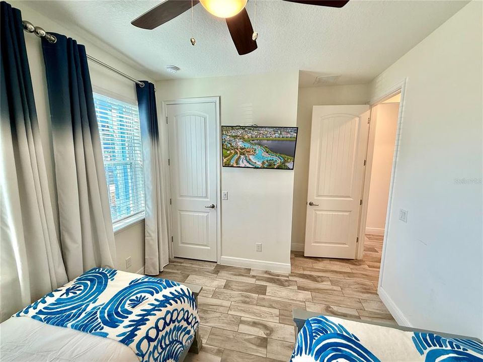 For Sale: $369,000 (3 beds, 3 baths, 1545 Square Feet)