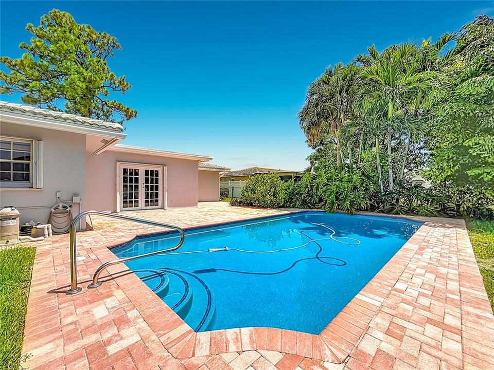 For Sale: $665,000 (4 beds, 2 baths, 2174 Square Feet)