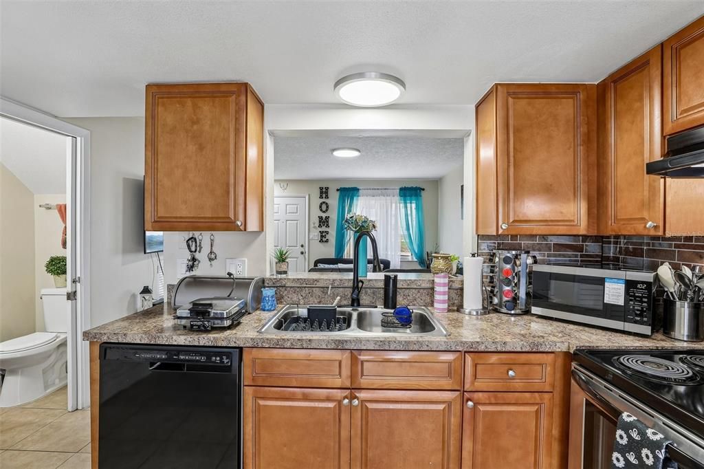 For Sale: $252,000 (2 beds, 2 baths, 976 Square Feet)