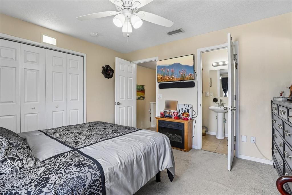 For Sale: $252,000 (2 beds, 2 baths, 976 Square Feet)