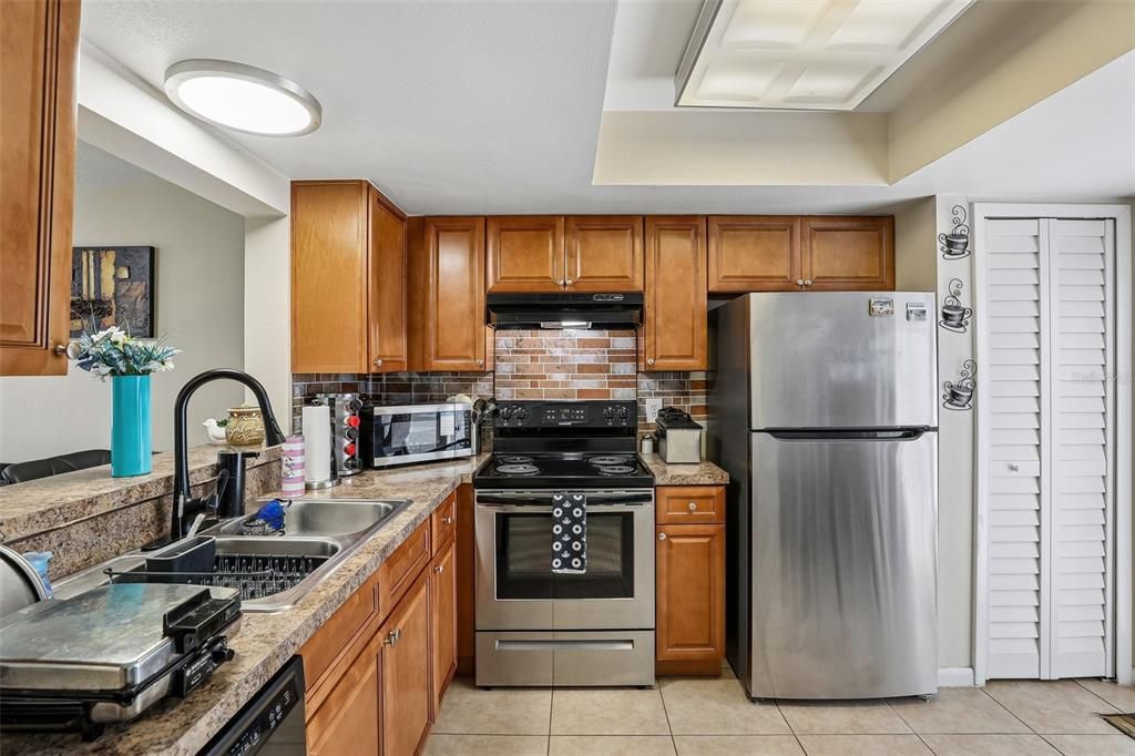 For Sale: $252,000 (2 beds, 2 baths, 976 Square Feet)