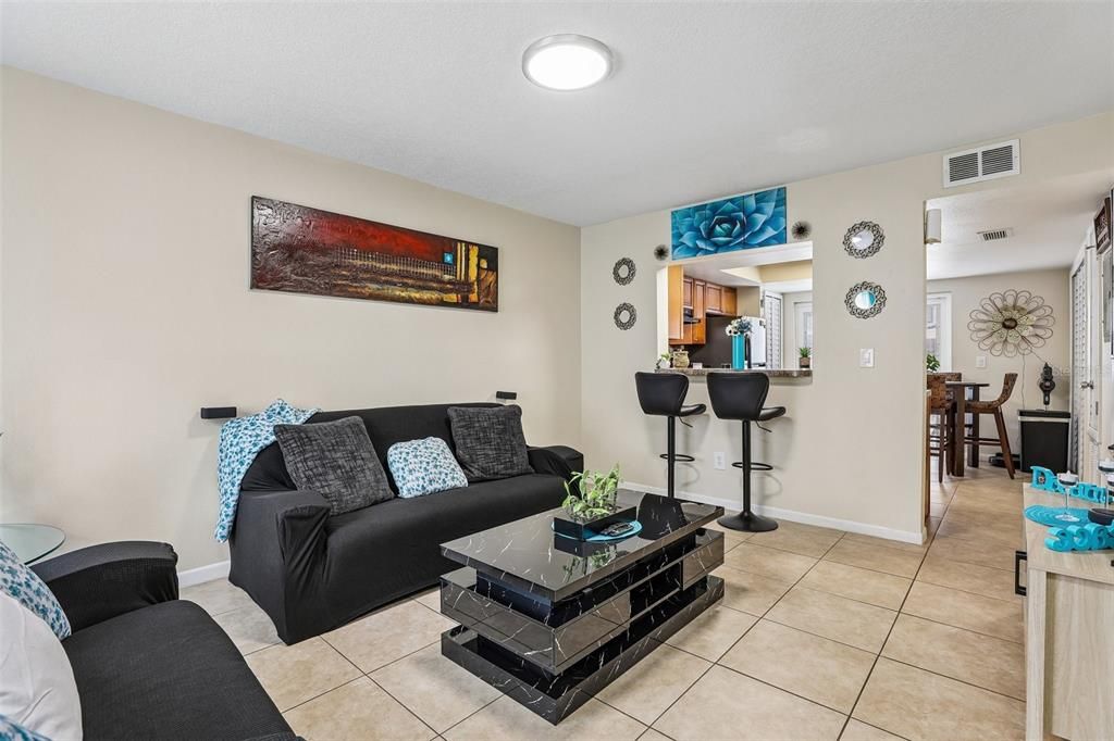 For Sale: $252,000 (2 beds, 2 baths, 976 Square Feet)
