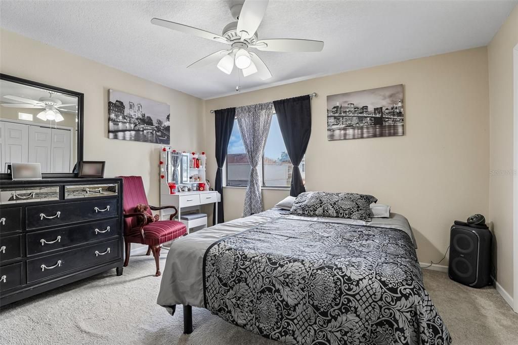 For Sale: $252,000 (2 beds, 2 baths, 976 Square Feet)