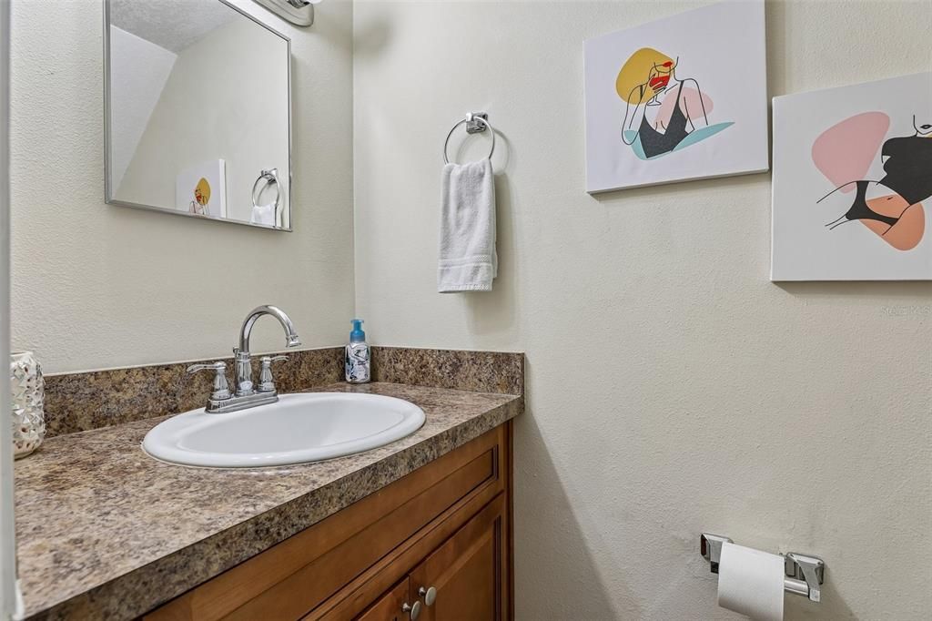 For Sale: $252,000 (2 beds, 2 baths, 976 Square Feet)