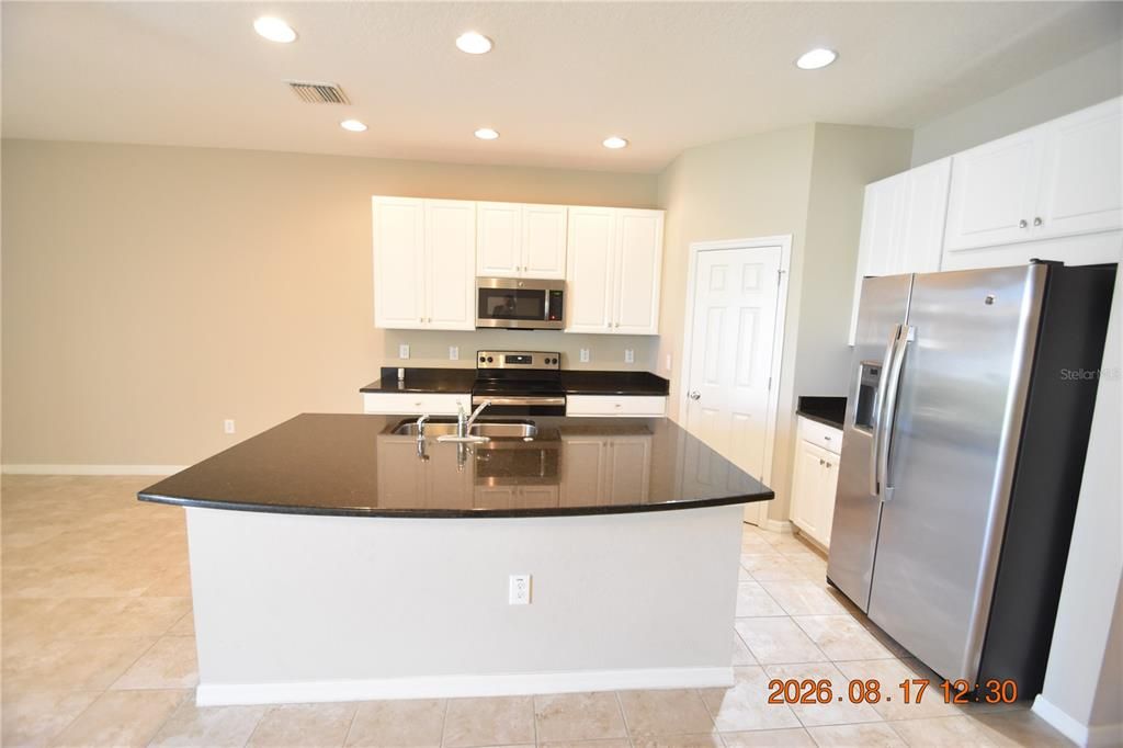 For Rent: $1,900 (3 beds, 2 baths, 1400 Square Feet)