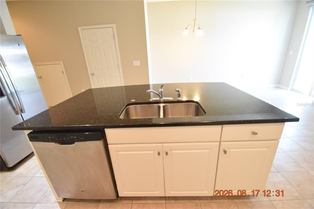 For Rent: $1,900 (3 beds, 2 baths, 1400 Square Feet)