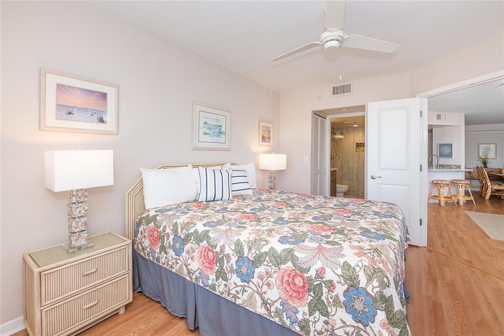 For Sale: $265,000 (2 beds, 2 baths, 1048 Square Feet)