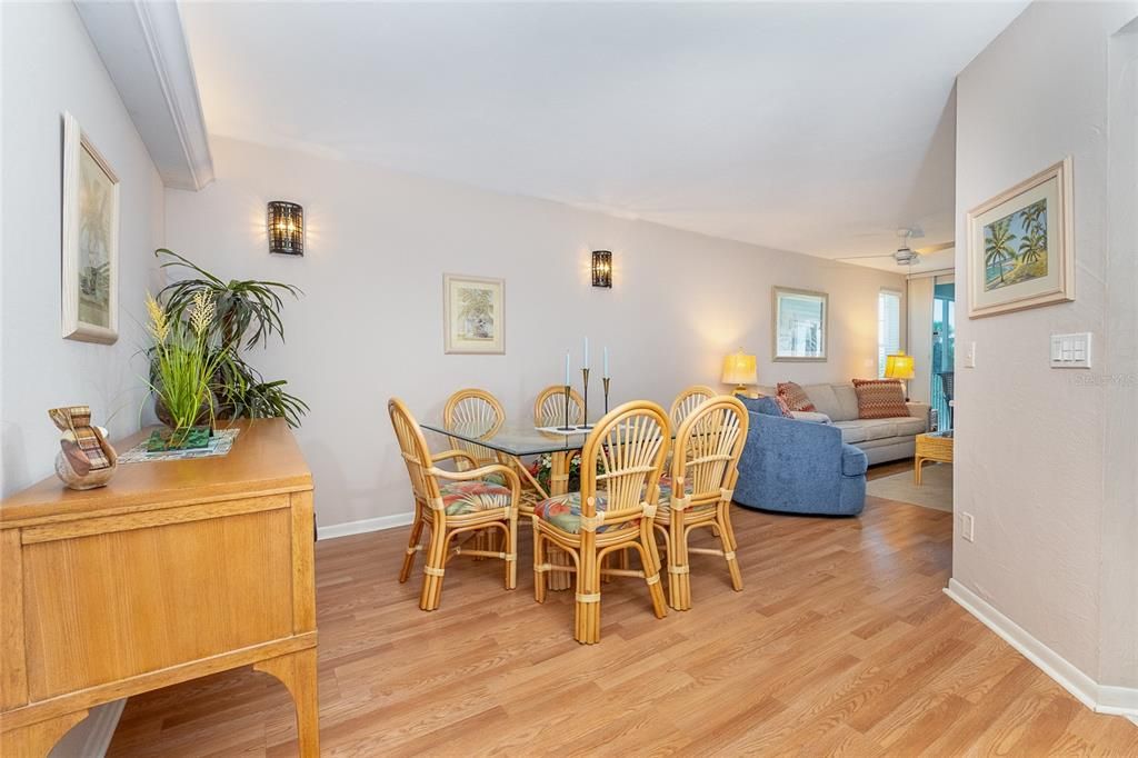 For Sale: $265,000 (2 beds, 2 baths, 1048 Square Feet)