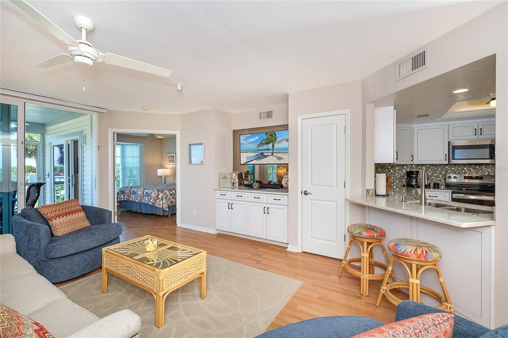 For Sale: $265,000 (2 beds, 2 baths, 1048 Square Feet)