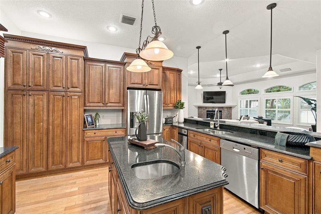 Под контрактом: $689,500 (4 спален, 4 ванн, 3301 Квадратных фут)