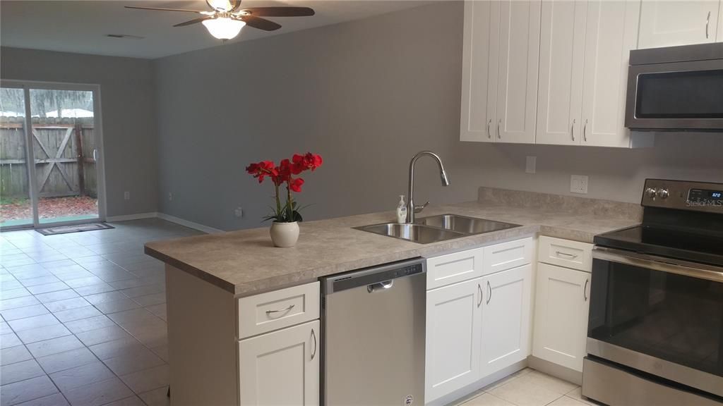 For Rent: $1,100 (2 beds, 1 baths, 950 Square Feet)