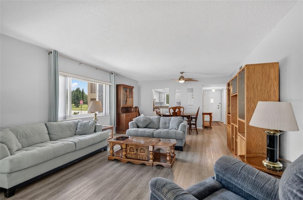 На продажу: $235,000 (2 спален, 2 ванн, 1370 Квадратных фут)