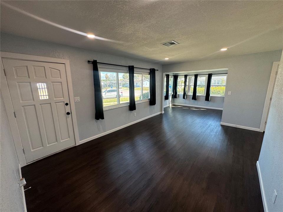 For Rent: $2,500 (2 beds, 1 baths, 943 Square Feet)
