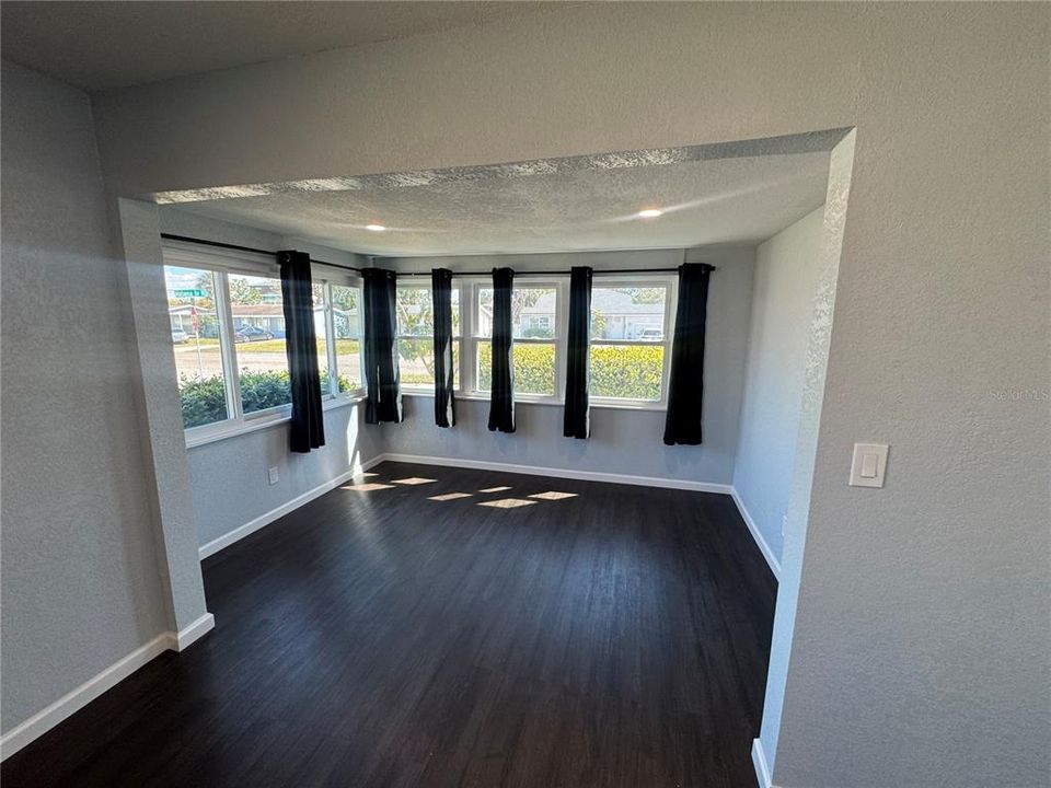 For Rent: $2,500 (2 beds, 1 baths, 943 Square Feet)