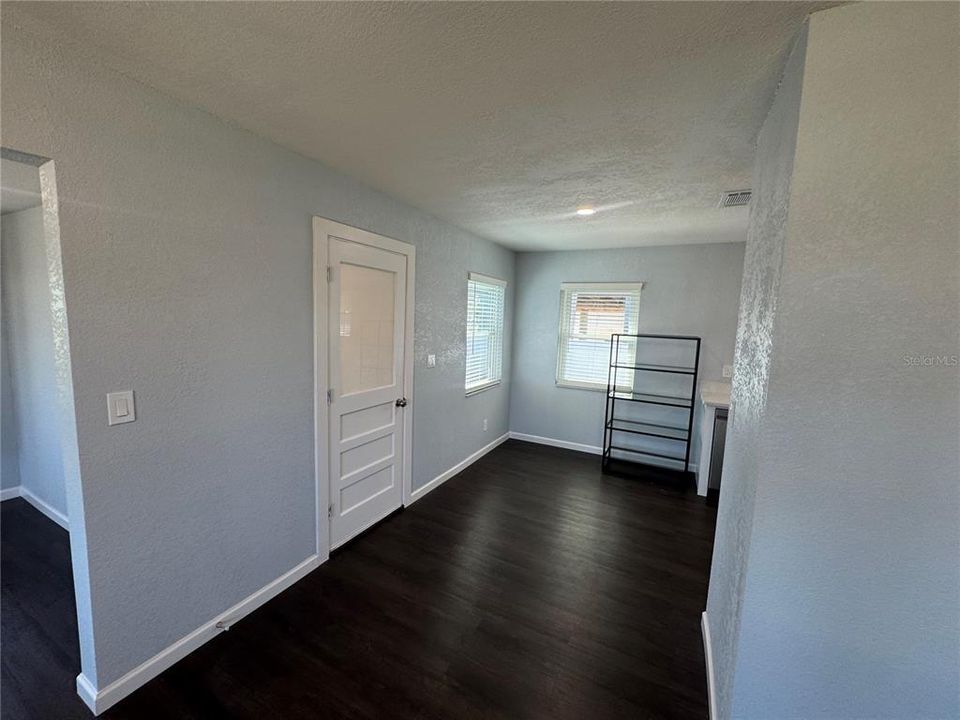 For Rent: $2,500 (2 beds, 1 baths, 943 Square Feet)