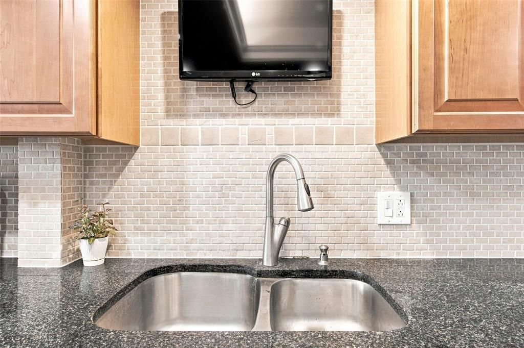 For Sale: $397,000 (2 beds, 2 baths, 1236 Square Feet)