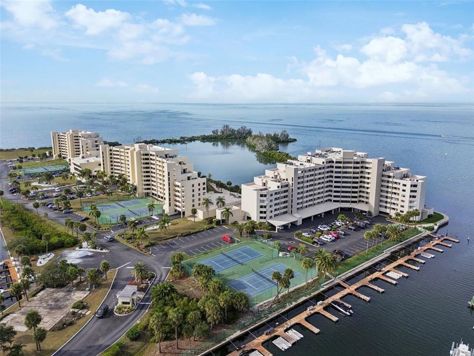 For Sale: $397,000 (2 beds, 2 baths, 1236 Square Feet)
