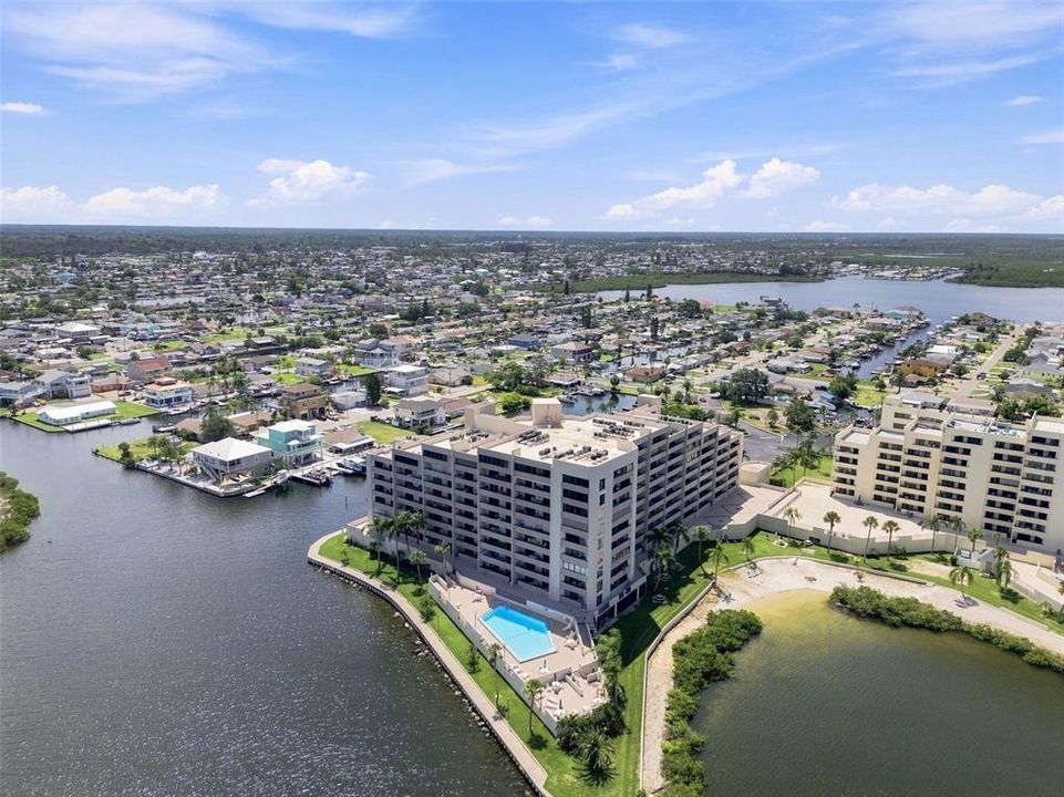 For Sale: $397,000 (2 beds, 2 baths, 1236 Square Feet)