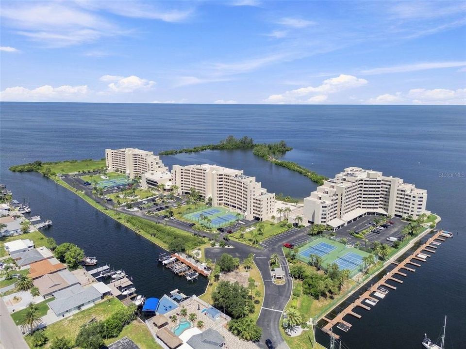 For Sale: $397,000 (2 beds, 2 baths, 1236 Square Feet)