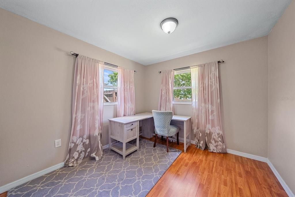 For Sale: $379,900 (3 beds, 1 baths, 989 Square Feet)