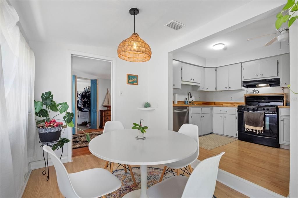 En Venta: $349,900 (3 camas, 2 baños, 888 Pies cuadrados)