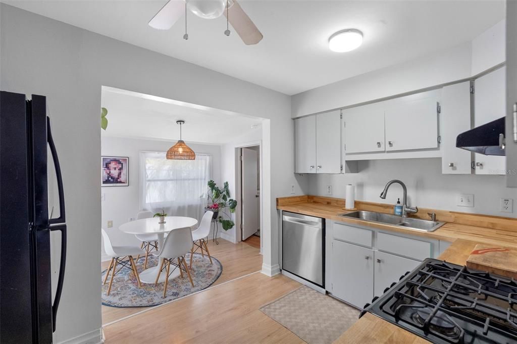 En Venta: $349,900 (3 camas, 2 baños, 888 Pies cuadrados)