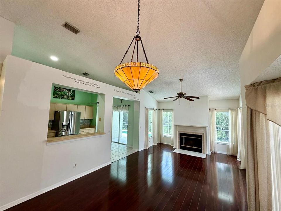 For Sale: $414,800 (3 beds, 2 baths, 1293 Square Feet)
