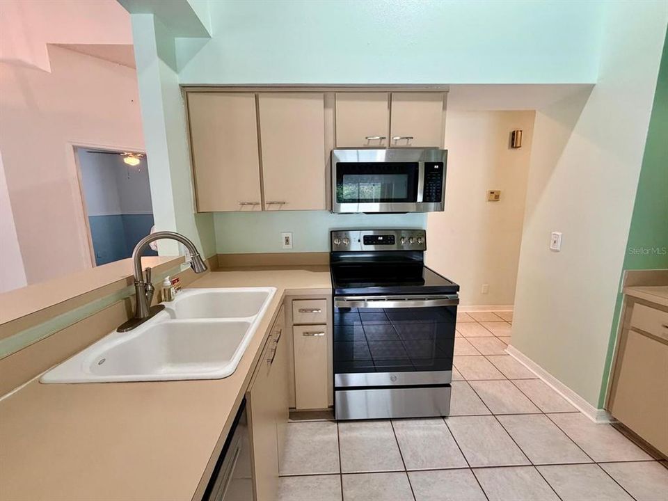 For Sale: $414,800 (3 beds, 2 baths, 1293 Square Feet)