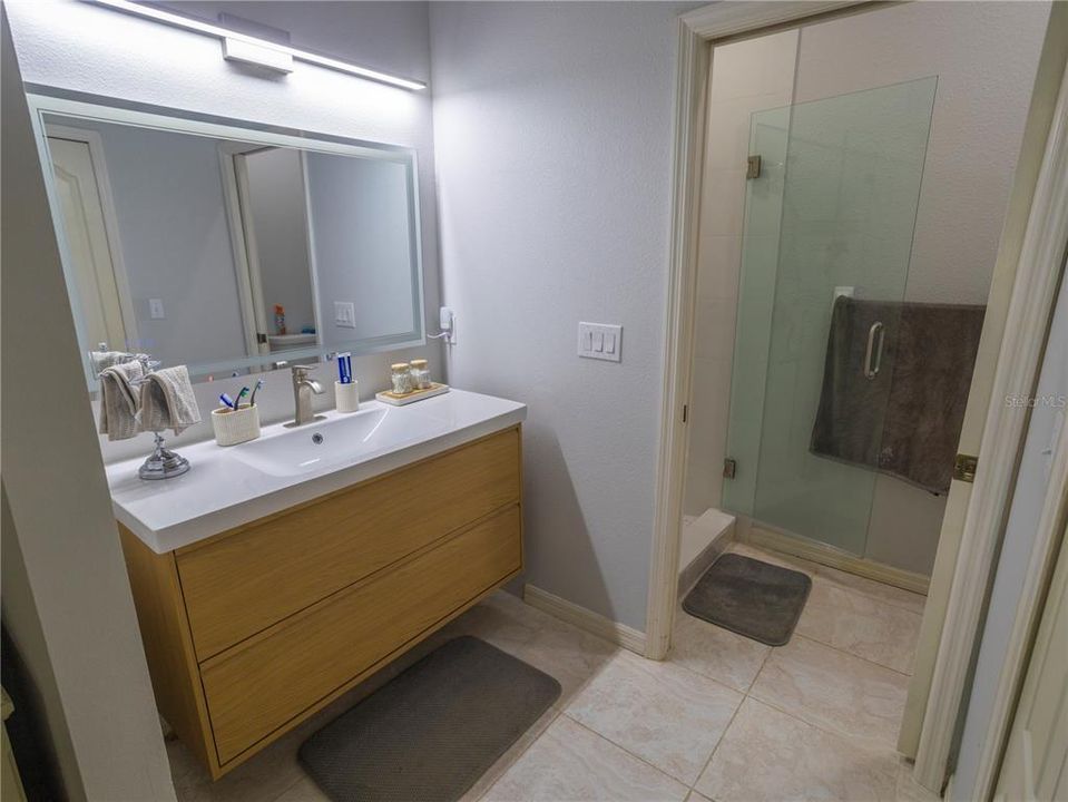 На продажу: $229,999 (2 спален, 2 ванн, 1053 Квадратных фут)