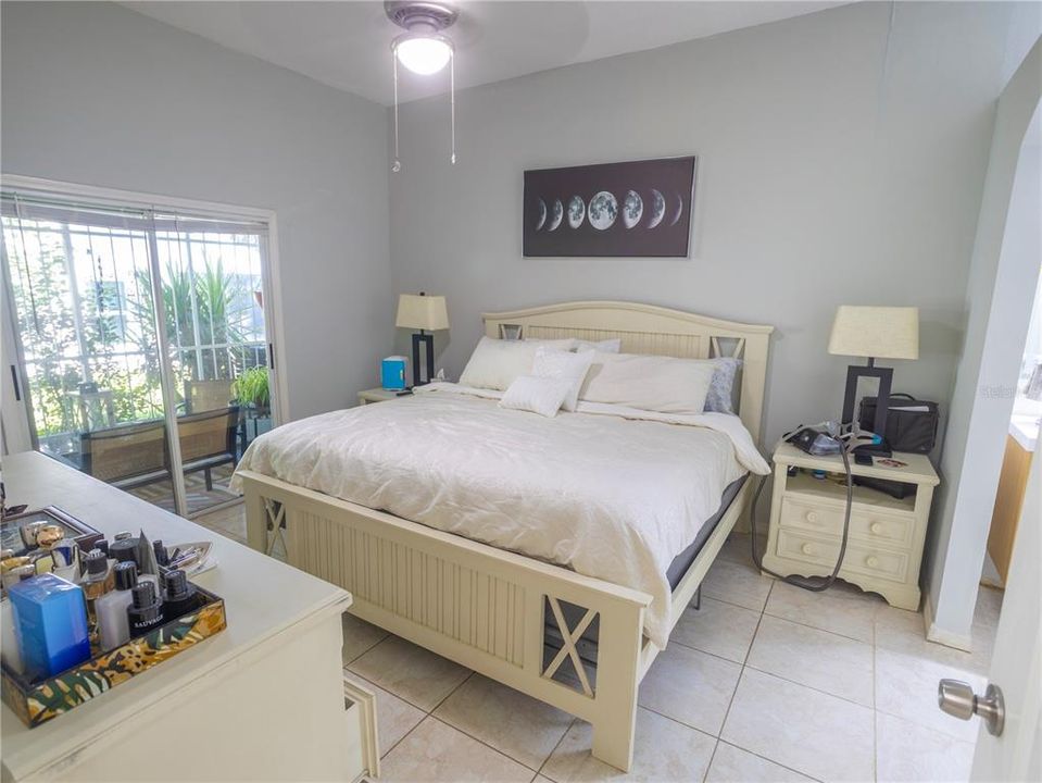 На продажу: $229,999 (2 спален, 2 ванн, 1053 Квадратных фут)