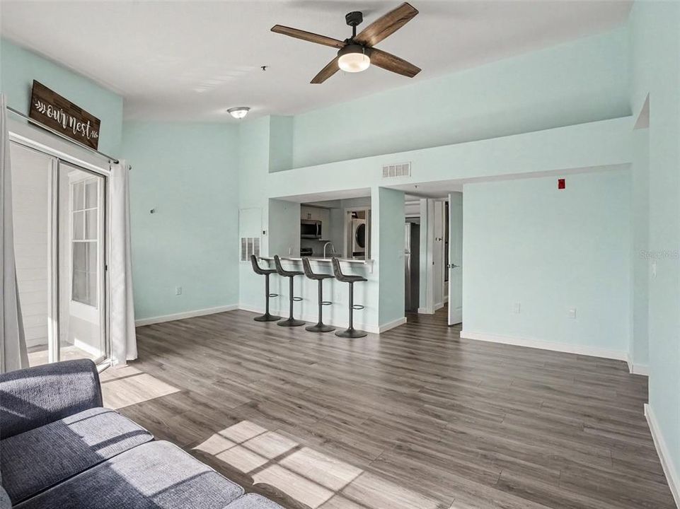 For Sale: $139,900 (1 beds, 1 baths, 724 Square Feet)
