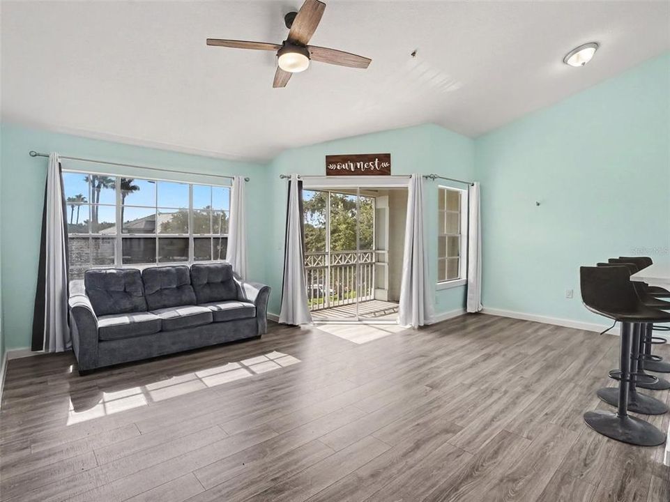 For Sale: $139,900 (1 beds, 1 baths, 724 Square Feet)